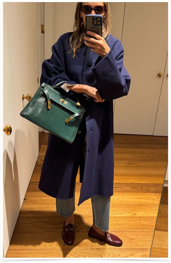 изумрудная сумка, синее пальто