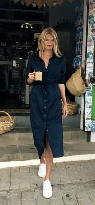 синее рубашечное платье, кеды