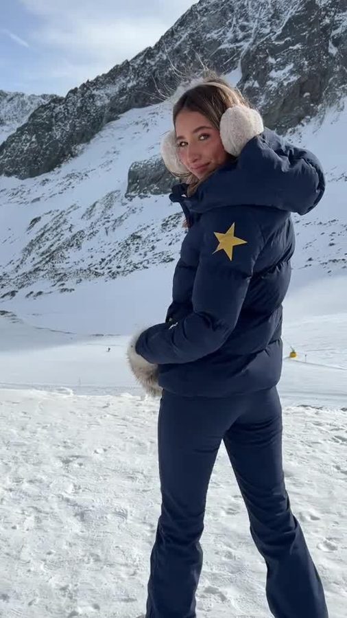 синий пуховик, мех